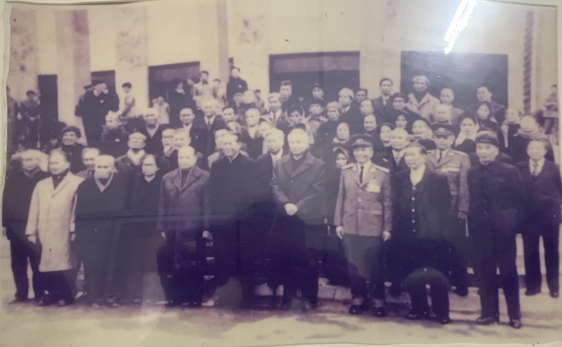 Lương y Đặng Văn Cáp và vợ chụp ảnh cùng Chủ tịch nước Trường Chinh năm 1980